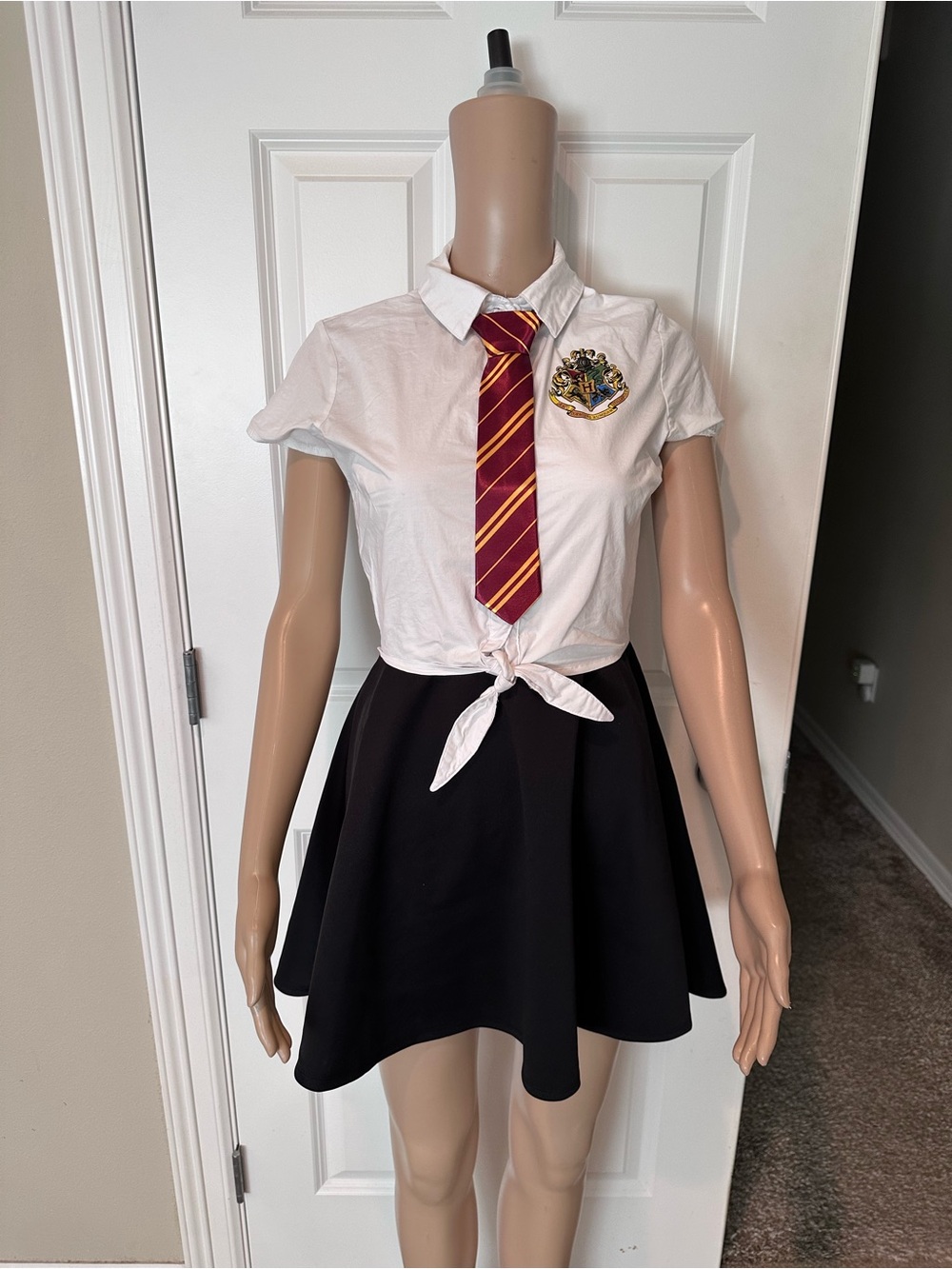 Harry Potter Tie Front Top with Hogwarts Crest size Juniors Med comes w/ 3 ties